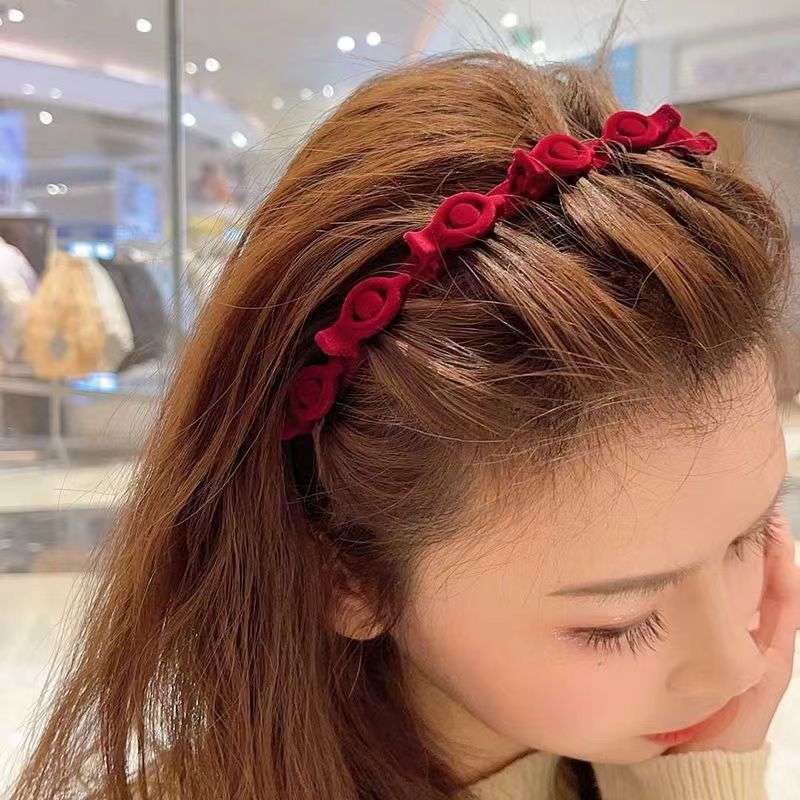 Stylish finishing hair clip featuring rose designs for securing broken hair elegantly