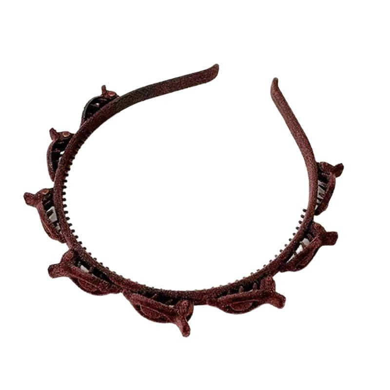 Elegant finishing hair clip designed for broken hair, featuring a decorative edge for stylish hold