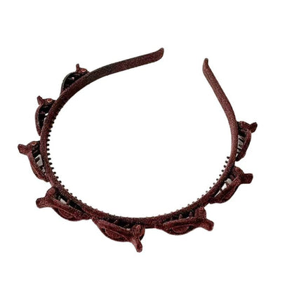 Elegant finishing hair clip designed for broken hair, featuring a decorative edge for stylish hold