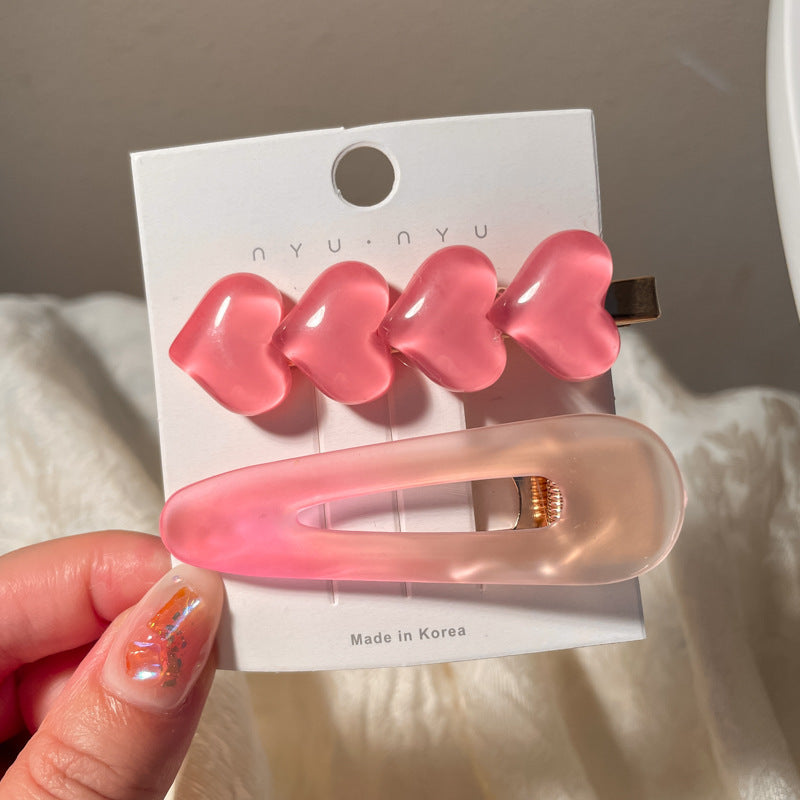 Heart-shaped hairclip in pink with a glossy finish for stylish hair accessories