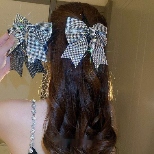 Sparkling hair clip in a bow shape, embellished with rhinestones for a glamorous hairstyle